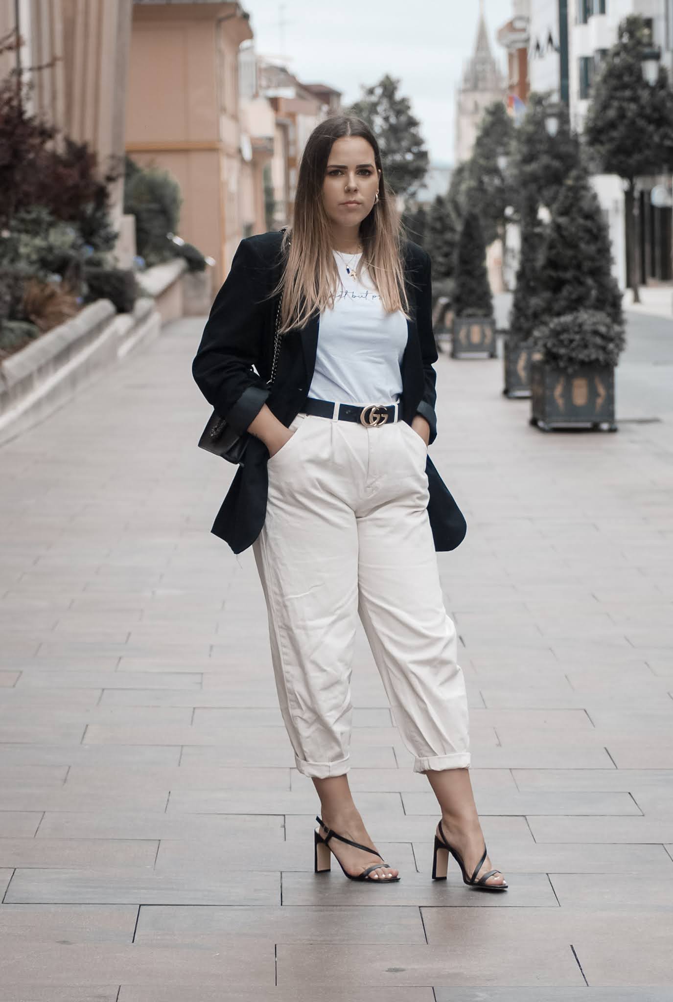 Outfit con slouchy beige