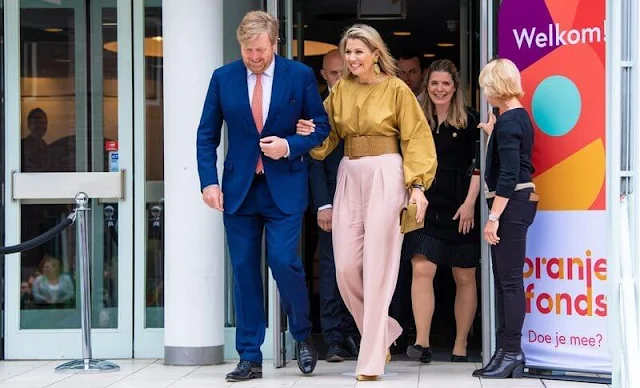 Queen Maxima wore new gold satin blouse and pink wide-leg trousers from Natan. Gianvito Rossi pumps