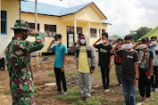 Ajarkan Cinta Tanah Air, Anggota Satgas TMMD Kodim Tanjab Latih Baris Berbaris kepada Anak-Anak