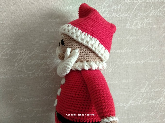 Con hilos, lanas y botones: Papá Noel amigurumi (patrón Cucapuntoes)