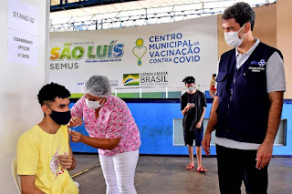 São Luís iniciou mais uma semana da campanha de vacinação contra Covid-19 sendo destaque nacional como a capital brasileira mais adiantada na imunização por faixa etária sem comorbidades. A vacinação está ocorrendo nos nove pontos de imunização montados pela Prefeitura.   “Nós já estamos com 78% da nossa população adulta vacinada com a primeira dose. Nosso lema desde o início da campanha tem sido: basta ter vacina que vai parar no braço. Começamos a trabalhar no nosso Plano Municipal de Vacinação ainda no ano passado para garantir que assim que as vacinas ficassem disponíveis fossem aplicadas de forma rápida e organizada. Vamos seguir com todas as estratégias adotadas até aqui para que possamos vacinar a nossa população com as duas doses da vacina e superarmos essa crise sanitária”, destacou o prefeito Eduardo Braide, enaltecendo que o feito é resultado de muito planejamento e trabalho.   Com a vacinação do público de 19 anos e 18 anos, São Luís será a primeira capital brasileira a ter sua população adulta (a partir de 18 anos) a ter tomado a primeira dose de vacina contra Covid-19.   Para avançar de forma rápida na vacinação, a gestão do prefeito Eduardo Braide montou diversas estratégias em seu Plano Municipal de Vacinação, que segue todas as diretrizes do Plano Nacional de Imunização (PNI) do Ministério da Saúde.  A principal delas foi montar centros municipais de vacinação em diversas regiões da cidade e com grande capacidade de atendimento. Com isso foi possível descentralizar o atendimento, facilitar o acesso da população à vacina e atender um grande número de pessoas de forma rápida, organizada e segura. Em um único dia, São Luís chegou a vacinar mais de 22 mil pessoas.    A campanha de vacinação contra Covid-19 começou dia 19 de janeiro em São Luís. Cinco meses após o início de todo este trabalho e sendo referência nacional como a capital brasileira mais adiantada na imunização de sua população. Desde então, 573.144 mil pessoas já receberam a primeira dose da vacina contra o novo Coronavírus. E 114.992 mil pessoas já estão imunizadas com as duas doses.  Calendário de vacinação contra Covid-19 em São Luís:   Terça-feira (22): 18 anos  Pontos de vacinação - 8h às 18h  Centro Municipal de Vacinação – Multicenter Sebrae Centro Municipal de Vacinação – UNDB (Ginásio) Drive-thru – Espaço Reserva (ao lado do Shopping da Ilha) Centro Municipal de Vacinação UEMA Drive-thru - UEMA Drive-thru - Ceuma Renascença Centro Municipal de Vacinação - UFMA Drive-thru - UFMA Centro Municipal de Vacinação Senai BR 135