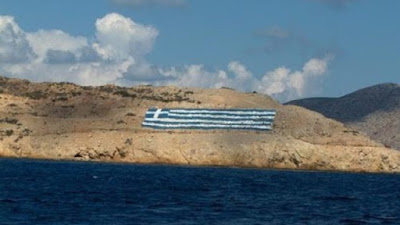 ΠΕΡΗΦΑΝΙΑ: Το μικρό νησάκι μόλις 15 τ.χλ με λιγότερο από 100 κατοίκους και τη μεγάλη ελληνική σημαία!  