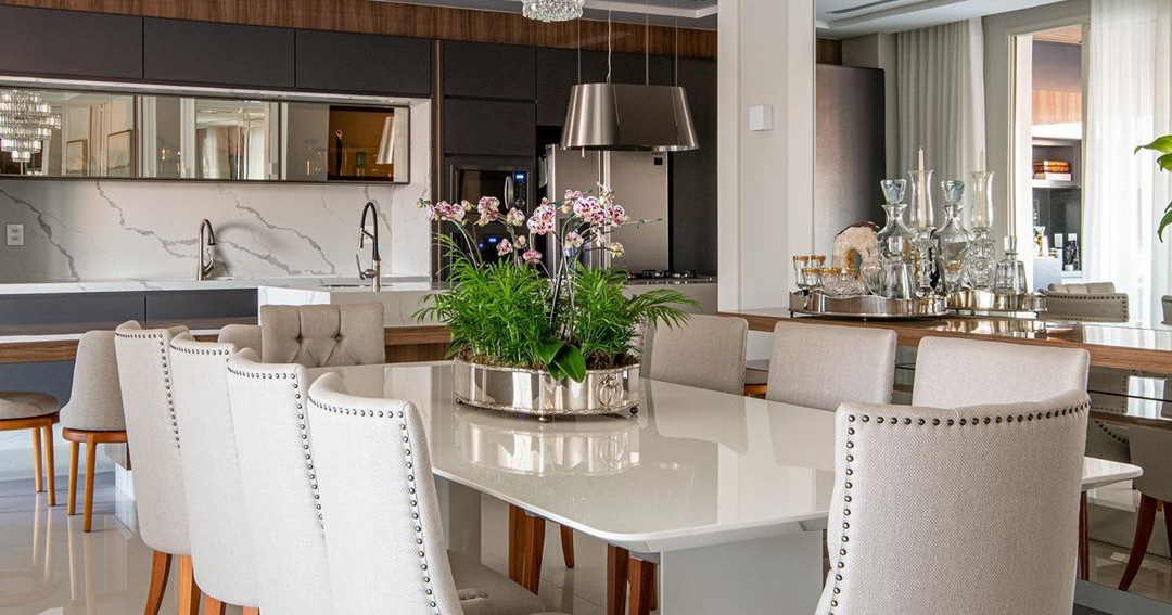 Sala de jantar contemporânea com elementos clássicos e cores neutras