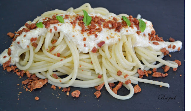 Espaguetis Con Crema De Queso Y Crujiente De Jamón 
