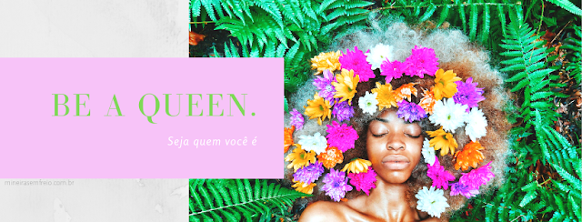 Capa feita com o app Canva Capa para facebook feita com o Canva. Uma mulher negra com o cabelo todo recoberto por flores, sob um fundo de folhagens verdes com a frase: "Be a Queen - Seja quem você é"