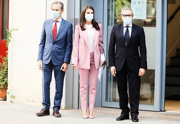 Queen Letizia wore a jericoa stretch wool double breasted blazer and tiluna stretch wool ankle trousers from Hugo Boss, and mayfair pink pumps