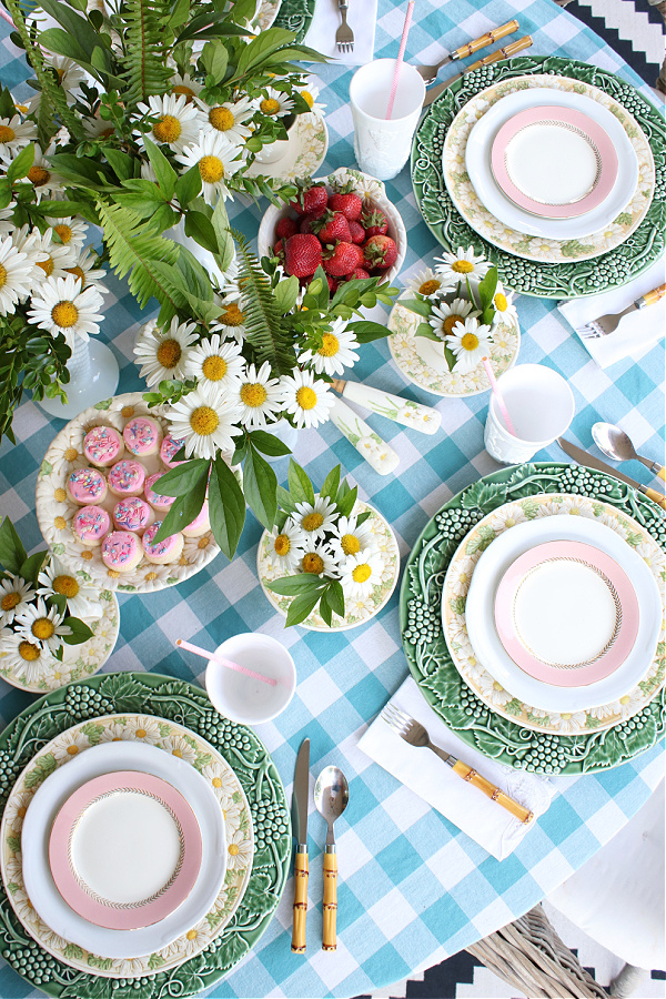 DAISY, DAISY... OUTDOOR SUMMER TABLESCAPE | Dimples and Tangles