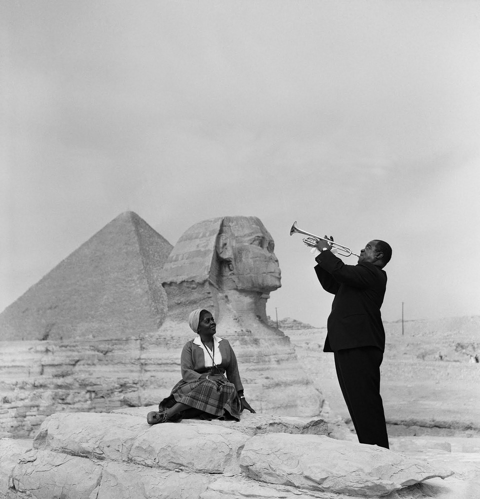 25 Breathtaking Photos From The Past - Louis Armstrong plays for his wife in front of the Sphinx by the pyramids in Giza, 1961