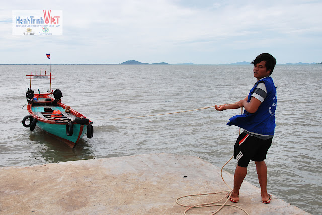 Anh chàng tài công và chiếc ghe xịn. Bận đi thì chạy ngon lành, bận về phải sửa máy 1 tiếng mới chạy được. Hên là không bị hư dọc đường. Nếu không không biết sẽ được trôi dạt về đâu...