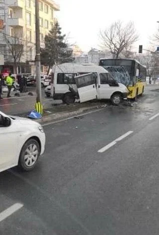 İETT otobüsü ve servis minibüsü çarpıştı: 7 yaralı