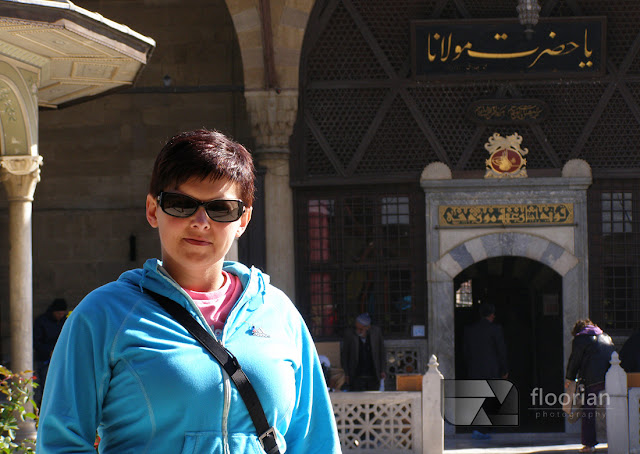 Muzeum Mevlany z turkusową kopułą będącą wizytówką miasta. Wewnątrz znajduje się grób Jalaladdina Rumi (1207-1273) zwanego przez swoich zwolenników Mevlaną