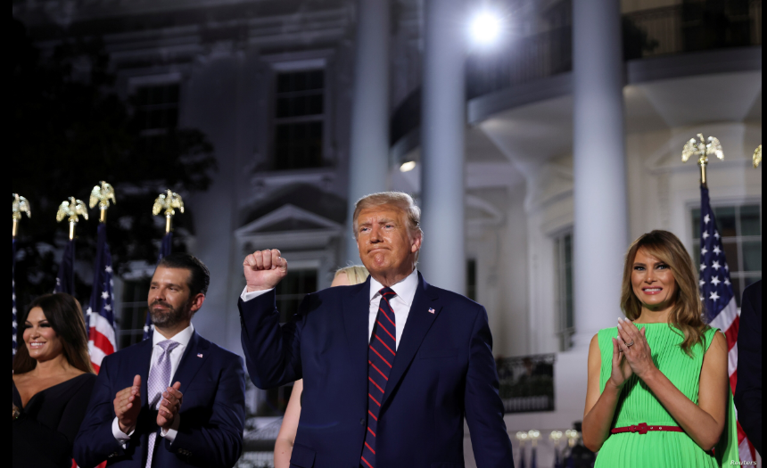 El presidente Donald Trump, junto a su hijo Donald Trump Jr. y su esposa, Melania Trump, en el cierre de la Convención Nacional Republicana, en la Casa Blanca / REUTERS