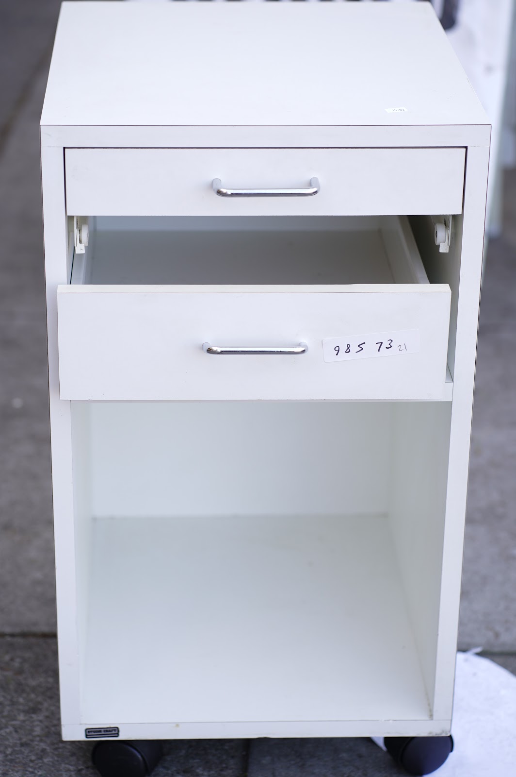 UHURU FURNITURE & COLLECTIBLES **SOLD** 98573 White Laminate 18" x 28