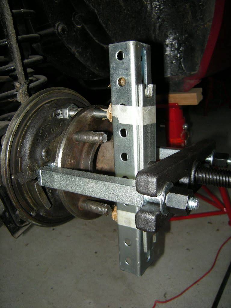 Removal of the rear axle hub bearing: Tough job