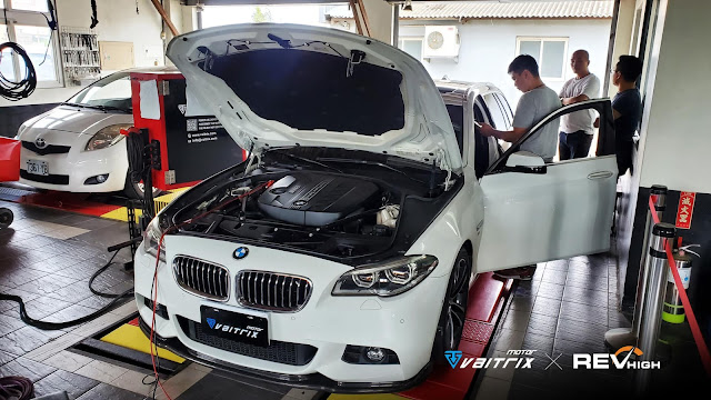 來自澳洲的汽車改裝品牌VAITRIX麥翠斯有最廣泛的車種適用產品，含汽油、柴油、油電混合車專用電子油門控制加速器，搭配外掛晶片及內寫，達到最高品質且無後遺症之動力提升，也可由專屬藍芽App–AirForce GO切換一階、二階、三階ECU模式。外掛晶片及電子油門控制器不影響原車引擎保固，搭配不眩光儀錶，提升馬力同時監控愛車狀況。VAITRIX另有馬力提升專用水噴射可程式電腦及全組套件，改裝愛車不傷車。  適用品牌車款： Audi奧迪、BMW寶馬、Porsche保時捷、Benz賓士、Honda本田、Toyota豐田、Mitsubishi三菱、Mazda馬自達、Nissan日產、Subaru速霸陸、VW福斯、Volvo富豪、Luxgen納智捷、Ford福特、Chevrolet雪佛蘭、Hyundai現代、Skoda; Altis、crv、chr、kicks、cla45、ct200h、q2、camry、golf gti、polo、kuga、tiida、u7、rav4、odyssey...等。