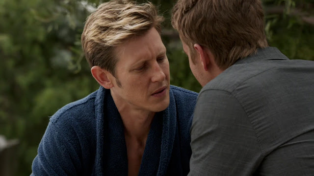 Gabriel Mann shirtless and kissing Justin Hartley in Revenge 3-06 "Dis...