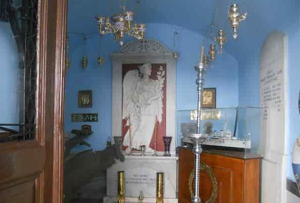 Τι βρίσκεται κάτω από την Παναγία της Τήνου;