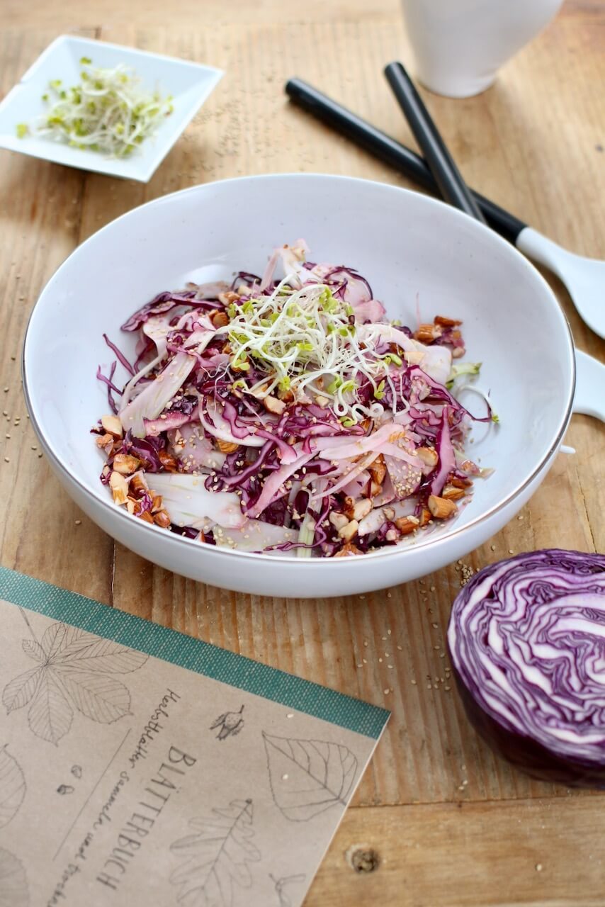 HOME OF HAPPY: ROTKRAUT-FENCHEL-SALAT MIT MANDELN