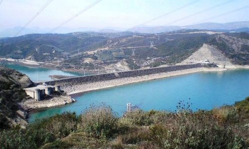 Όπως είναι γνωστό από τις αρχές του έτους η ΤΕΡΝΑ Ενεργειακή έχει καταθέσει αιτήσεις για 3 πρότζεκτ πλωτών φωτοβολταϊκών, συνολικής ισχύος 265MW για τις τεχνητές λίμνες Καστρακίου (120MW), Πουρναρίου (103MW) και Στράτου (42MW). Τα έργα της ΤΕΡΝΑ Ενεργειακή έχουν προϋπολογισμό άνω των 170 εκατ. ευρώ.