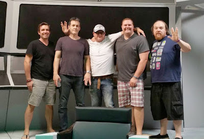 Los productores ejecutivos tras el sillón del capitán (izq. a dcha.): Zeke Flatten (productor), Robert Pralgo (actor, Capitán Robert April), Kenny Smith (director), Shaun Michael-Lynch (director de casting), y Keith Brooks (jefe de producción y co-guionista)