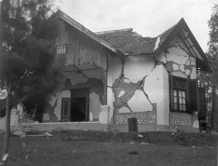 Bangunan di masa kolonial yang nyaris runtuh di WonosoboTahun 1925 (foto : Tropen Museum Holand)