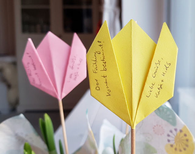 DIY-Anleitung: Einen süßen Blumengruß selber basteln (eine einfache Idee). Die Schrift bringt Ihr auf Tulpen & Narzissen an, die Ihr entsprechend der Anleitung kinderleicht faltet.