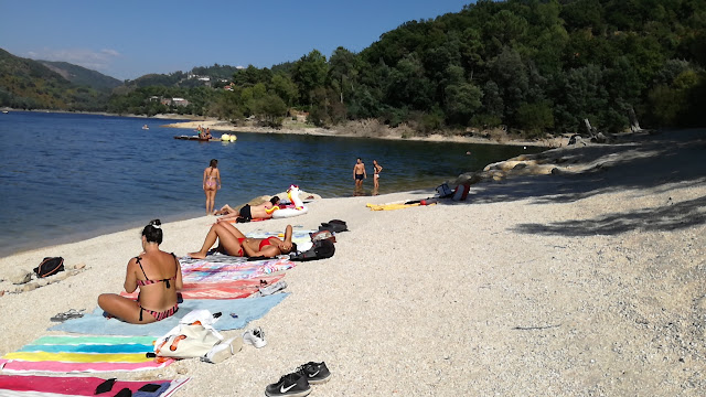 Apanhar sol no areal da praia do México Apanhar sol no areal da praia do México