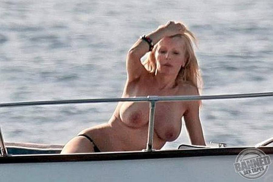 899px x 600px - Rita Rusic caught by paparazzi sunbathing all nude on a private boat. |  primasdamoda