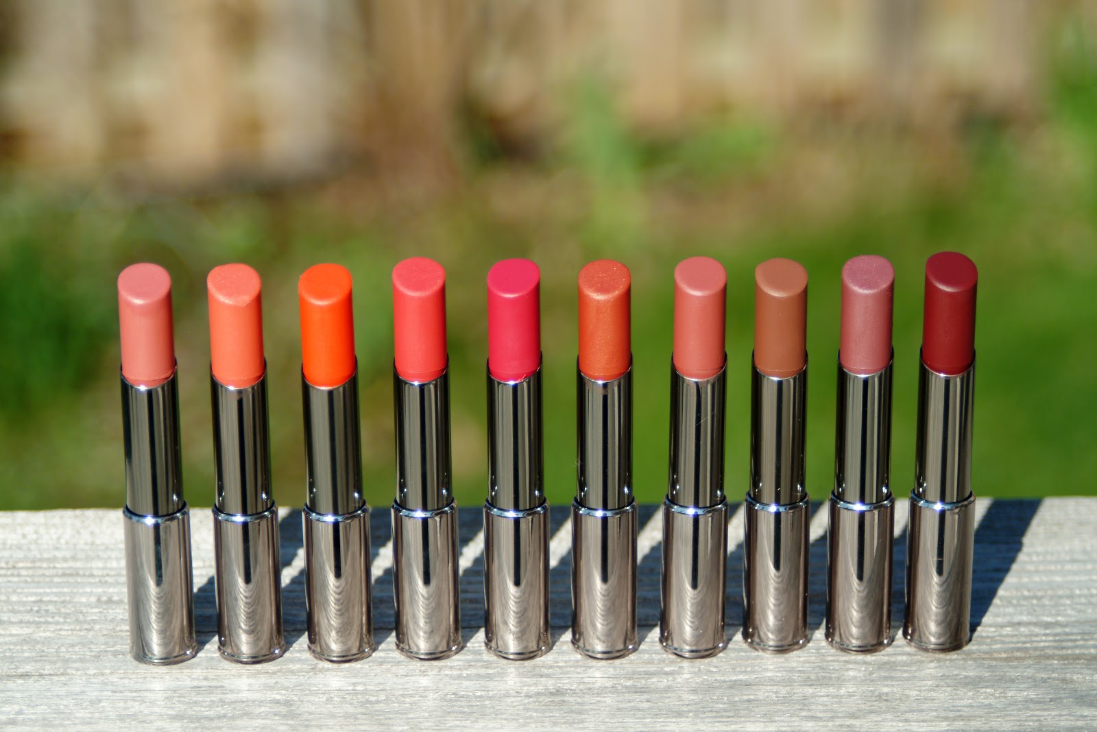 Помада true. Помада true. True dimensions lava berry. Терракотовый цвет помады. Avon true beauty lip stylo.