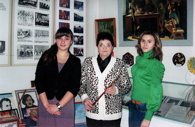 Сидоренкова О. П. зі студентками-екскурсоводами в музеї училища (2000-ні)