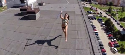 Video wanita berjemur tak pakai baju cuba memukul pesawat drone yang mengintipnya