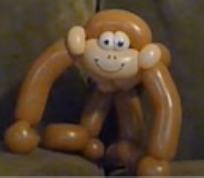 Schimpanse aus Luftballons geformt.