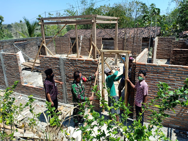 Babinsa Desa Galeh Bantu Renovasi Rumah Warga