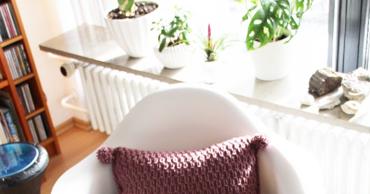 Gestricktes Kissen Mit Bommeln Und Ein Einsamer Baum Mit Spatzen