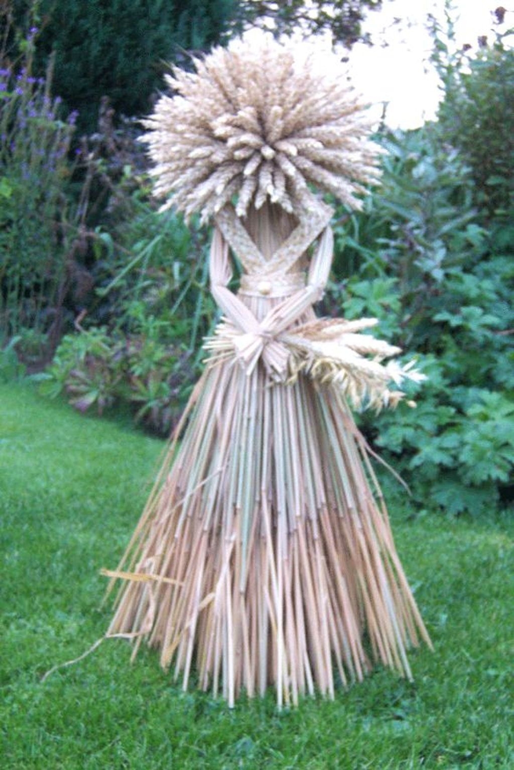 20+ Fabulous Garden Scarecrow Ideas