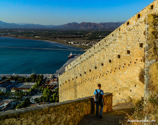 Escadaria que liga a Fortaleza de Palamidi à cidade de Nafplio, Grécia