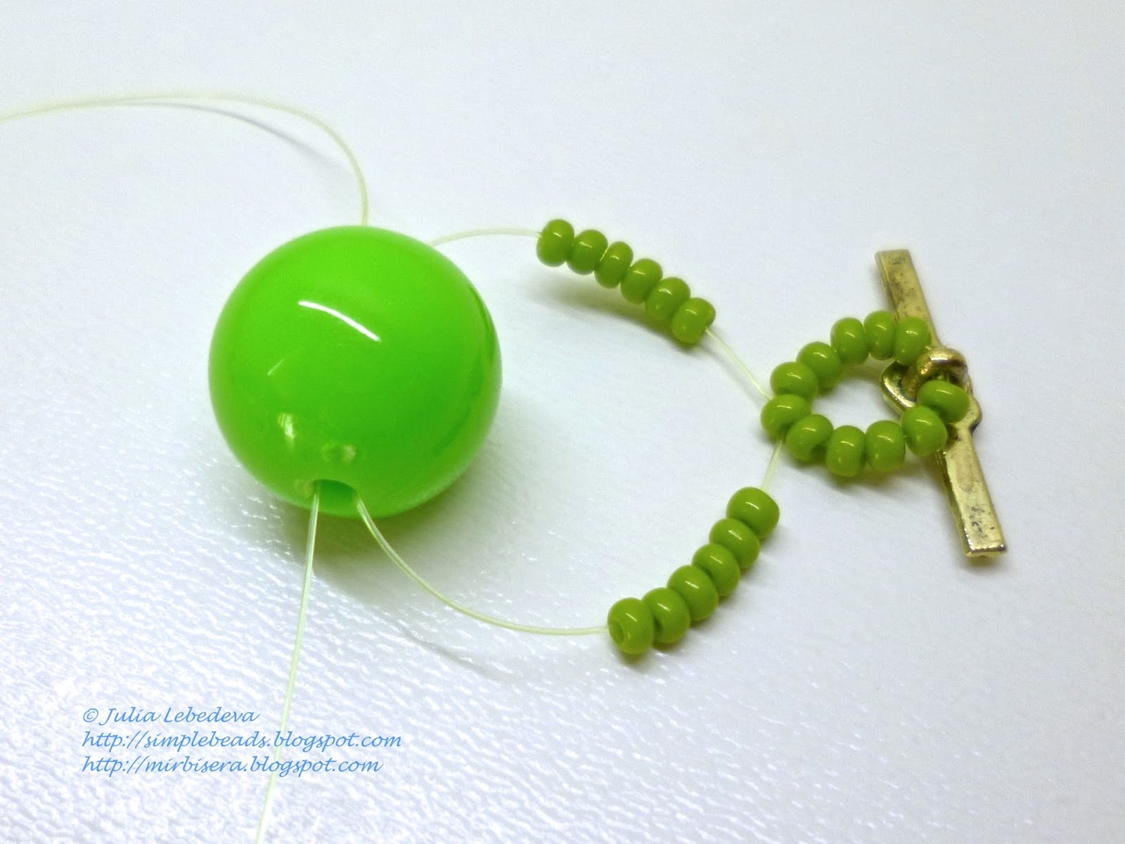 4 больших бусин. браслет из крупных бусин. бусины и полубусины. бусы паутинка. разноцветные бусы.