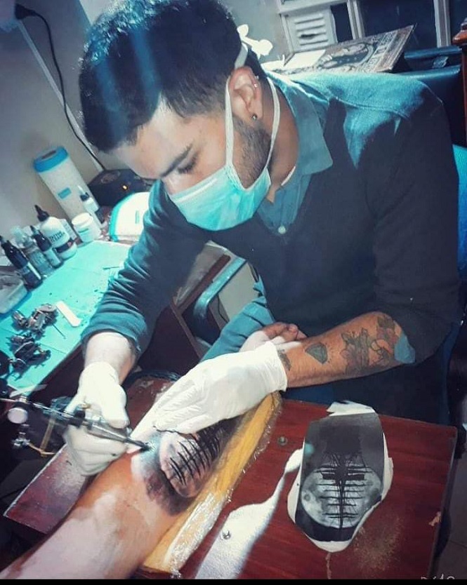 Realiza tatuajes a cambio de alimentos no-perecedero y ropa para ayudar a un merendero