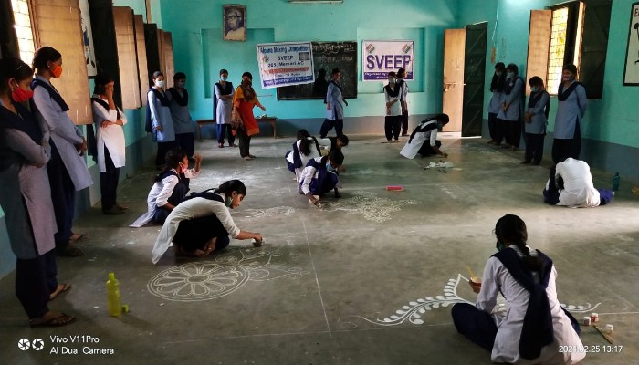 নির্বাচনী সচেতনতা প্রচারে ছাত্রীদের নিয়ে আলপনা প্রতিযোগিতা