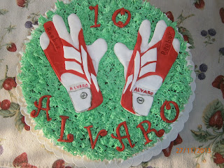 CON UN POQUITO DE AZÚCAR.....: TARTA GUANTES DE PORTERO PARA ALVARO