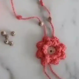 Collar con Flor a Crochet