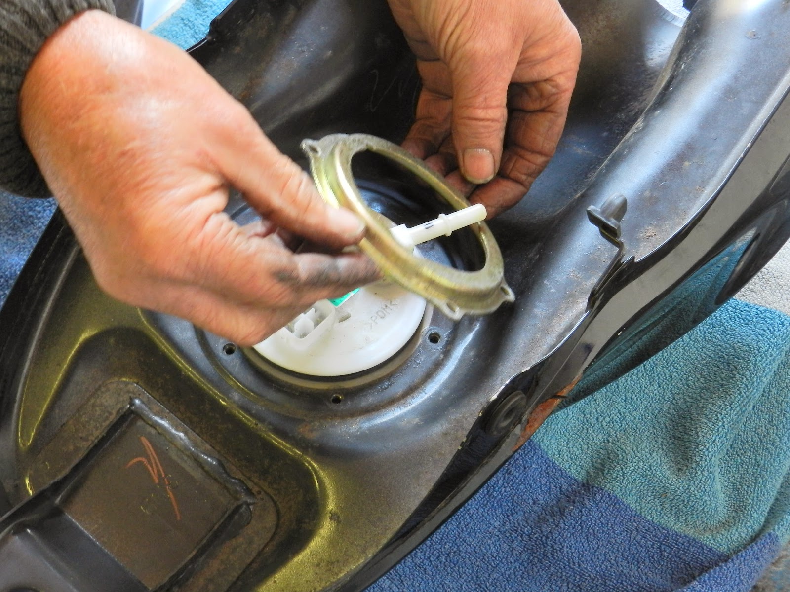 Yamaha YBR 125 Owner Blog Yamaha YBR 125 fuel injection pump removal