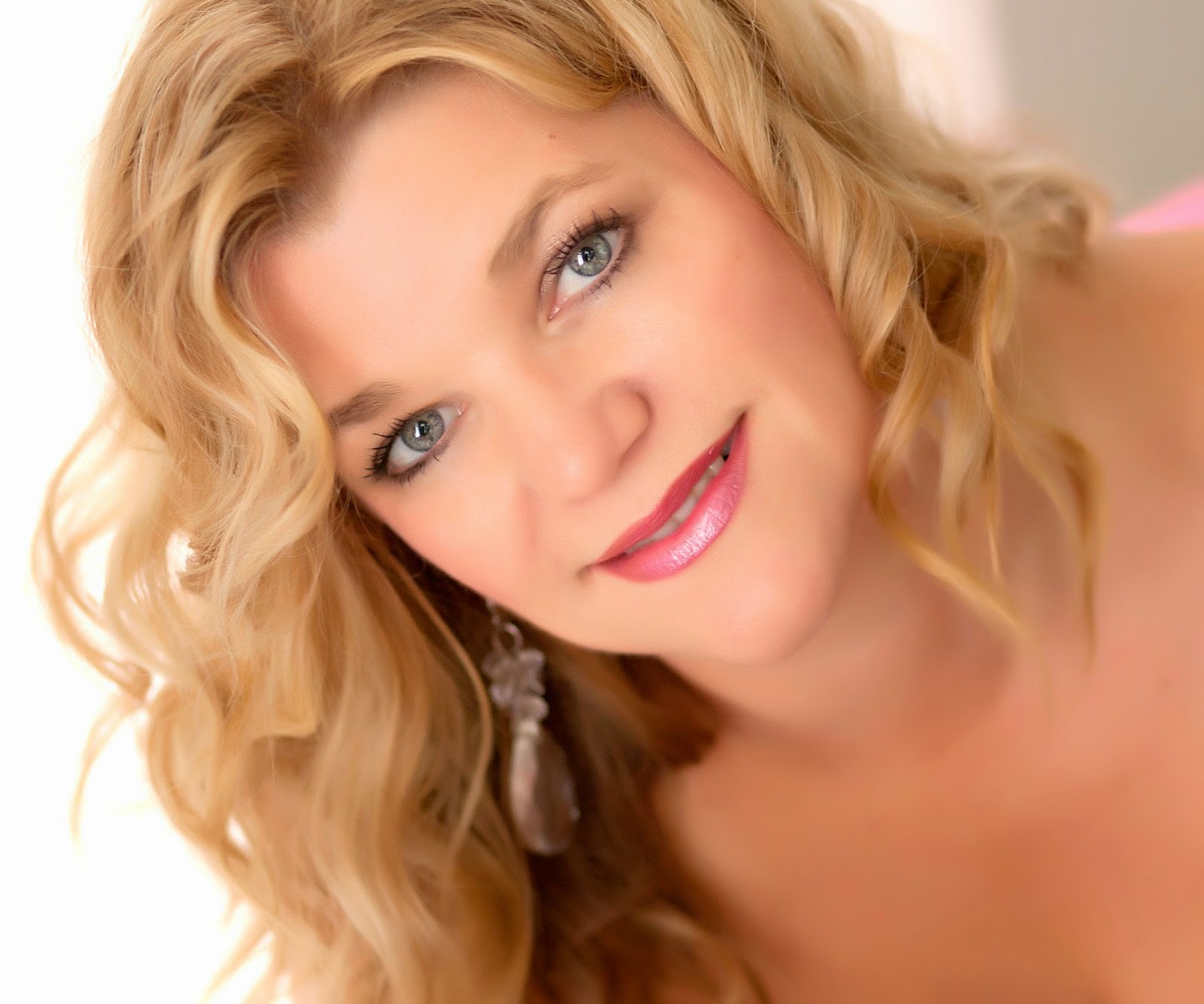The Artistry of Elizabeth Homan: About Me