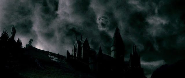 Imagen tenebrosa de la silueta de un castillo bajo un cielo obscuro y encapotado, donde se forma la figura de una calavera entre las nubes tormentosas.