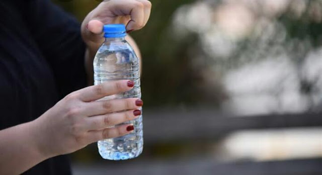 الشرب من الزجاجات البلاستيكية