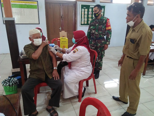 Babinsa Plumbungan Dampingi Lansia di Wilayah Binaannya Untuk Menerima Vaksin Covid 19
