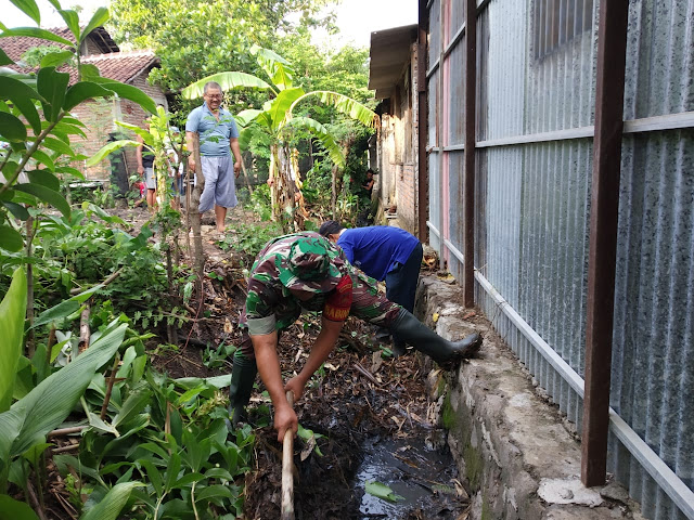 Babinsa Jatibatur  Bersama Masyarakat Kerja Bakti Bersihkan Saluran Air