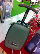 大阪梅田にあるヨドバシカメラのカバンコーナーでおもしろいカバンを見つけました .