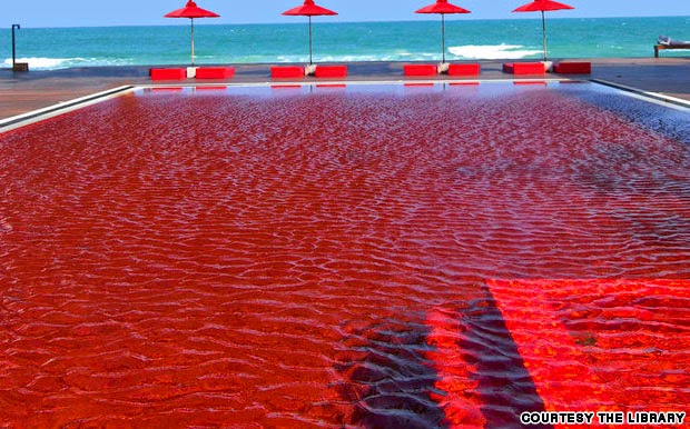 สระว่ายน้ำสีแดงอร่าม The Library pool ตั้งอยู่ที่เกาะสมุย ประเทศไทย