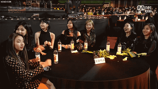 모모 겨드랑이 찌르는 정연 나연 사나